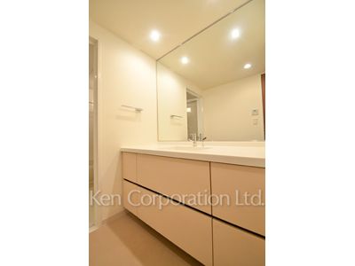 Powder Room ※Photo of the same layout on 8 floor. Decoration and fixture may differ.