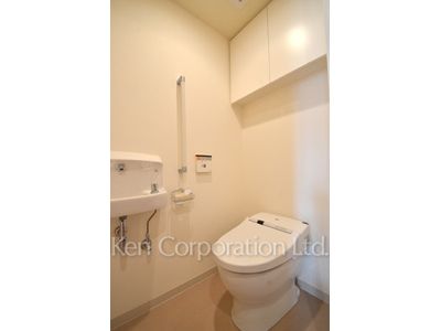Lavatory ※Photo of the same layout on 8 floor. Decoration and fixture may differ.