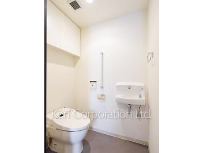 Lavatory ※Photo of the same layout on 7 floor. Decoration and fixture may differ.