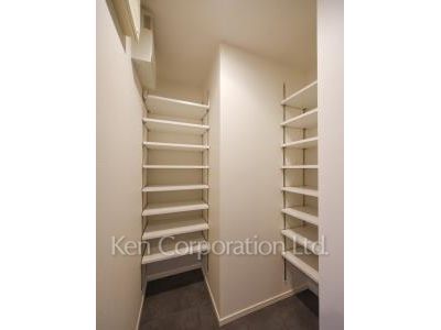 Shoes-In Closet ※Photo of the same layout on 5 floor. Decoration and fixture may differ.