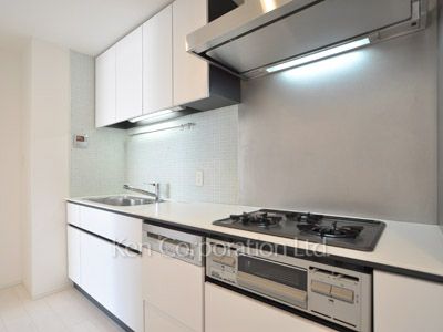 Kitchen ※Photo of the same layout on 15 floor. Decoration and fixture may differ.