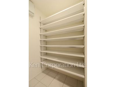 Shoes-In Closet ※Photo of the same layout on 15 floor. Decoration and fixture may differ.