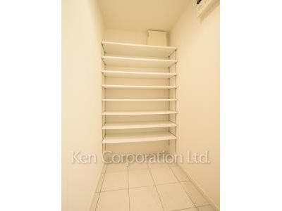 Shoes-In Closet ※Photo of the same layout on 15 floor. Decoration and fixture may differ.