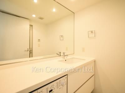 Powder Room ※Photo of the same layout on 15 floor. Decoration and fixture may differ.