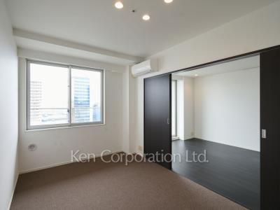 Bedroom ※Photo of the same layout on 11 floor. Decoration and fixture may differ.