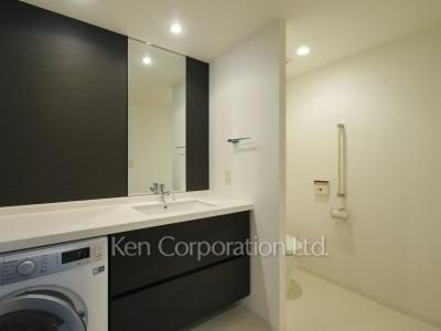 Powder Room ※Photo of the same layout on 11 floor. Decoration and fixture may differ.