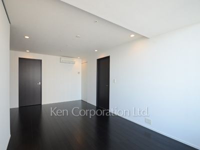 Living-Dining ※Photo of the same layout on 28 floor. Decoration and fixture may differ.
