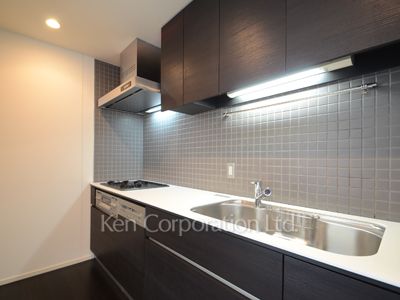 Kitchen ※Photo of the same layout on 28 floor. Decoration and fixture may differ.