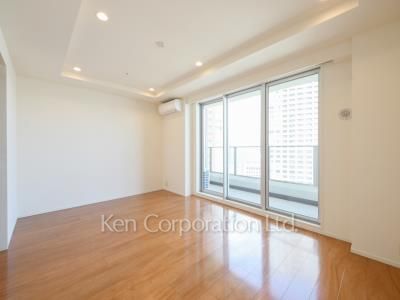 Living-Dining ※Photo of the same layout on 27 floor. Decoration and fixture may differ.