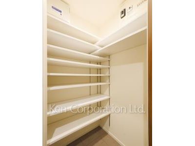 Shoes-In Closet ※Photo of the same layout on 27 floor. Decoration and fixture may differ.