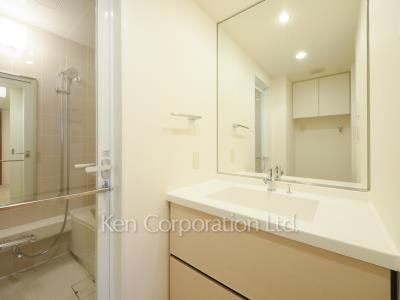 Powder Room ※Photo of the same layout on 27 floor. Decoration and fixture may differ.