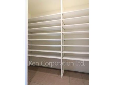 Shoes Closet ※Photo of the same layout on 27 floor. Decoration and fixture may differ.