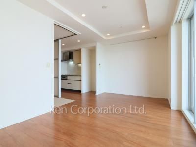 Living-Dining ※Photo of the same layout on 27 floor. Decoration and fixture may differ.