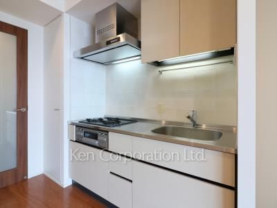 Kitchen ※Photo of the same layout on 27 floor. Decoration and fixture may differ.