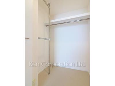 Walk-In Closet ※Photo of the same layout on 27 floor. Decoration and fixture may differ.