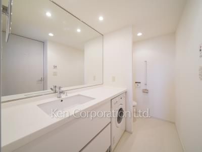 Powder Room ※Photo of the same layout on 22 floor. Decoration and fixture may differ.
