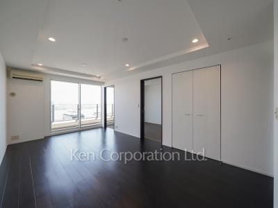Living-Dining ※Photo of the same layout on 28 floor. Decoration and fixture may differ.