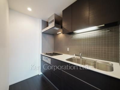 Kitchen ※Photo of the same layout on 28 floor. Decoration and fixture may differ.