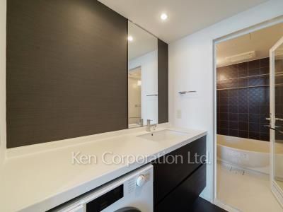 Powder Room ※Photo of the same layout on 28 floor. Decoration and fixture may differ.