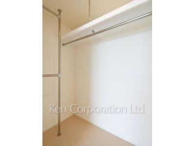 Walk-In Closet ※Photo of the same layout on 27 floor. Decoration and fixture may differ.