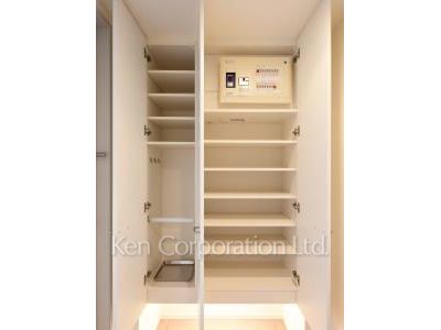 Shoes Closet ※Photo of the same layout on 27 floor. Decoration and fixture may differ.