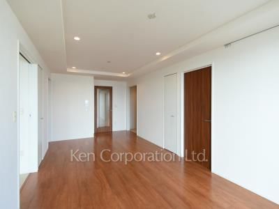 Living-Dining ※Photo of the same layout on 27 floor. Decoration and fixture may differ.
