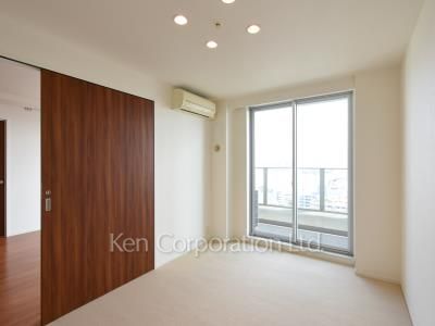 Master Bedroom ※Photo of the same layout on 27 floor. Decoration and fixture may differ.