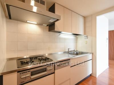 Kitchen ※Photo of the same layout on 27 floor. Decoration and fixture may differ.