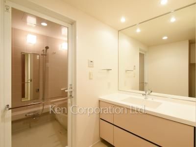 Powder Room ※Photo of the same layout on 27 floor. Decoration and fixture may differ.