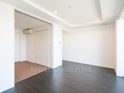 Living-Dining ※Photo of the same layout on 21 floor. Decoration and fixture may differ.