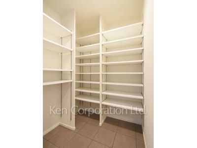 Shoes-In Closet ※Photo of the same layout on 37 floor. Decoration and fixture may differ.
