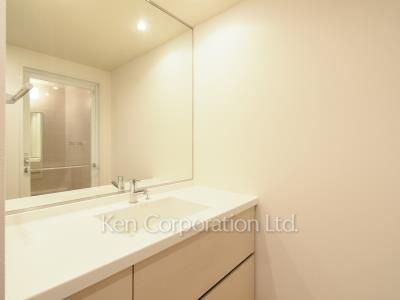 Powder Room ※Photo of the same layout on 37 floor. Decoration and fixture may differ.