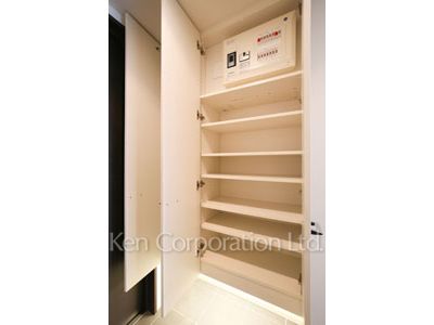 Shoes Closet ※Photo of the same layout on 34 floor. Decoration and fixture may differ.
