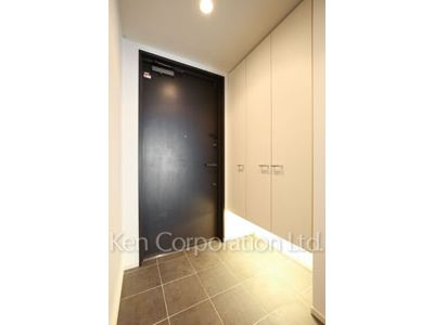 Entrance ※Photo of the same layout on 34 floor. Decoration and fixture may differ.