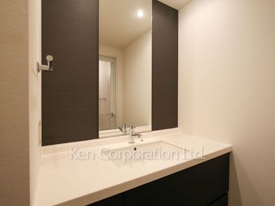 Powder Room ※Photo of the same layout on 34 floor. Decoration and fixture may differ.