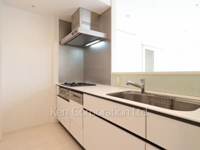 Kitchen ※Photo of the same layout on 35 floor. Decoration and fixture may differ.