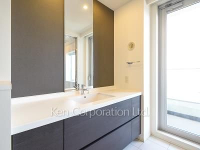 Powder Room ※Photo of the same layout on 38 floor. Decoration and fixture may differ.