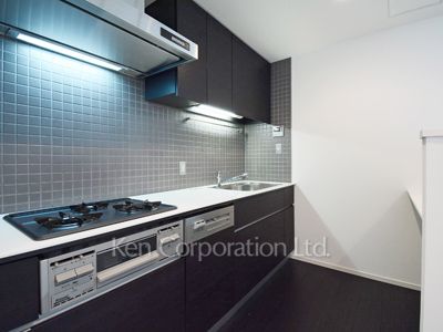 Kitchen ※Photo of the same layout on 34 floor. Decoration and fixture may differ.
