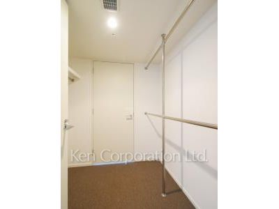 Walk-In Closet ※Photo of the same layout on 38 floor. Decoration and fixture may differ.