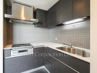 Kitchen ※Photo of the same layout on 38 floor. Decoration and fixture may differ.