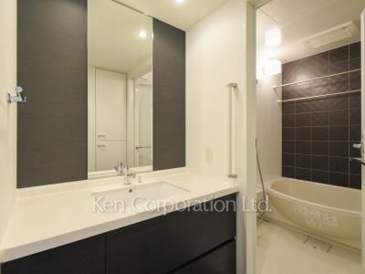 Powder Room ※Photo of the same layout on 38 floor. Decoration and fixture may differ.
