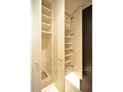 Shoes Closet ※Photo of the same layout on 38 floor. Decoration and fixture may differ.