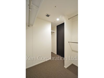 Walk-In Closet ※Photo of the same layout on 38 floor. Decoration and fixture may differ.