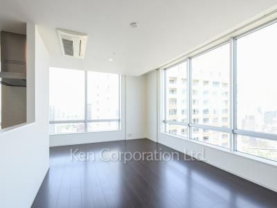 Living-Dining ※Photo of the same layout on 46 floor. Decoration and fixture may differ.
