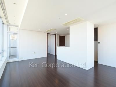 Living-Dining ※Photo of the same layout on 46 floor. Decoration and fixture may differ.