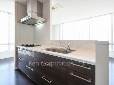 Kitchen ※Photo of the same layout on 46 floor. Decoration and fixture may differ.