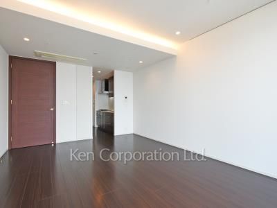 Living-Dining ※Photo of the same layout on 42 floor. Decoration and fixture may differ.