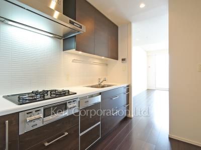 Kitchen ※Photo of the same layout on 42 floor. Decoration and fixture may differ.