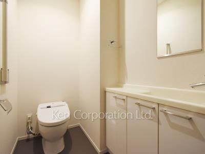 Lavatory ※Photo of the same layout on 42 floor. Decoration and fixture may differ.