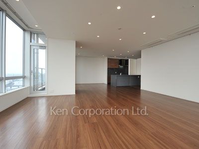 Living-Dining ※Photo of the same layout on 41 floor. Decoration and fixture may differ.